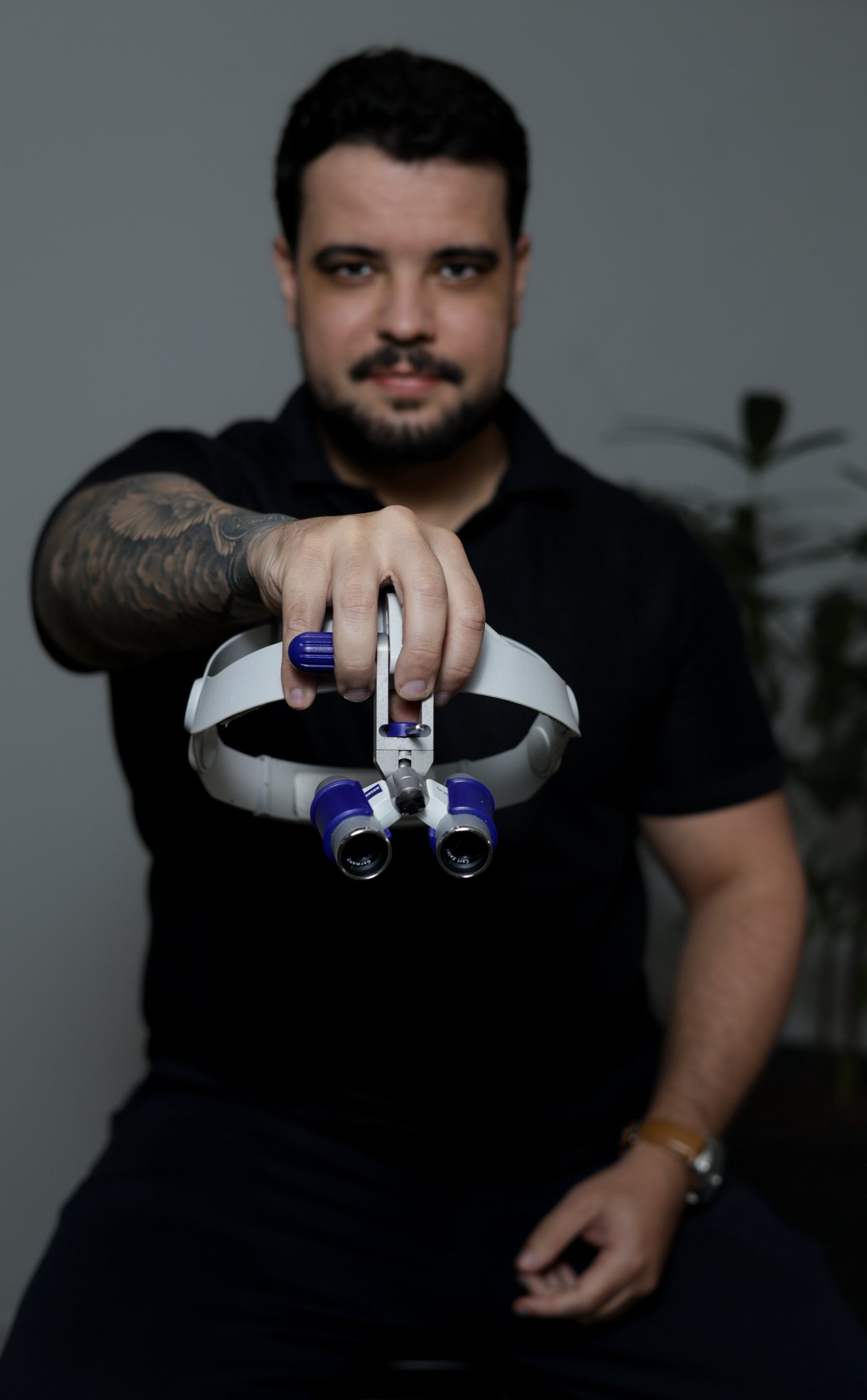 Fred Moreira com a lupa cirúrgica