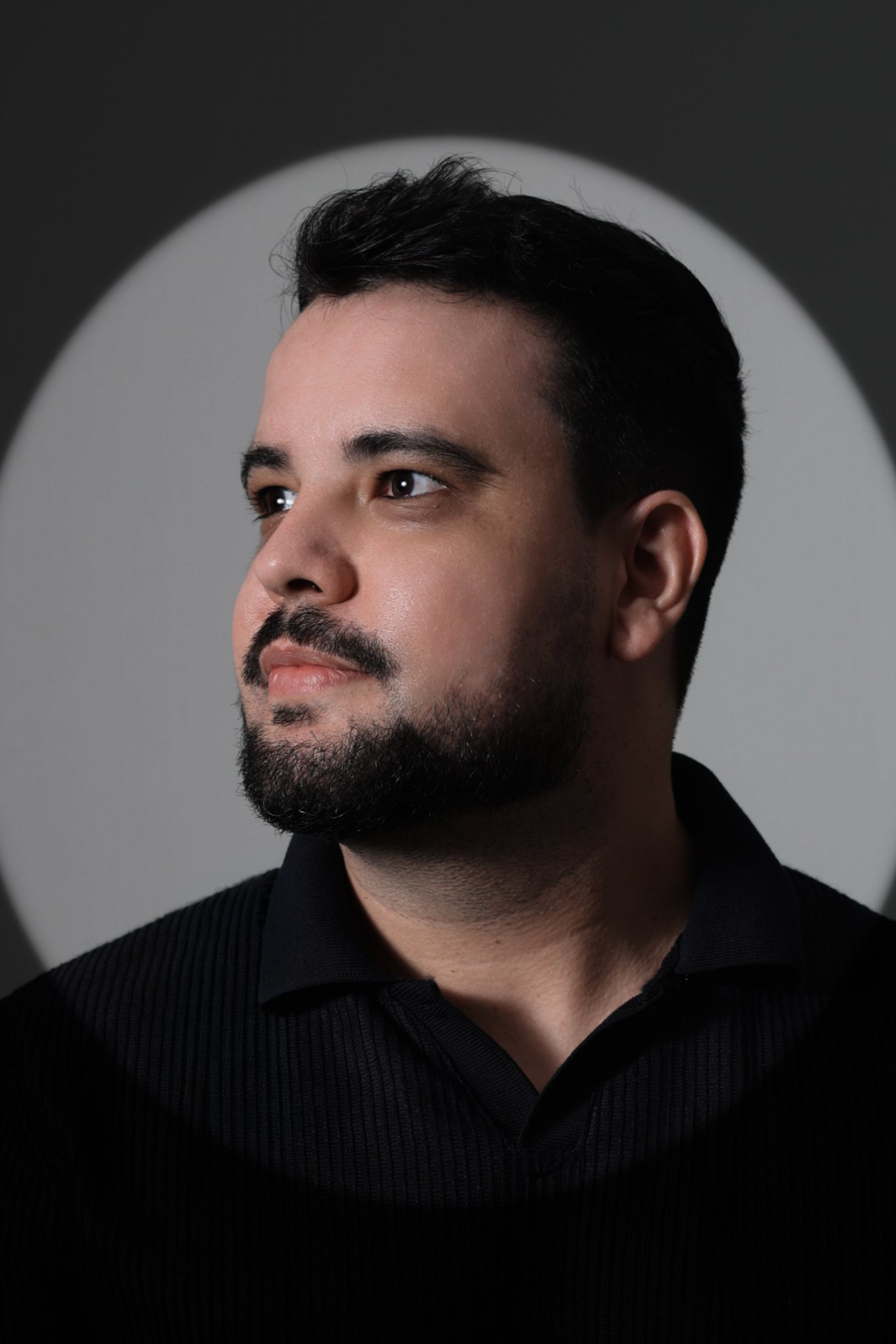 Fred Moreira, retrato de perfil no círculo de luz